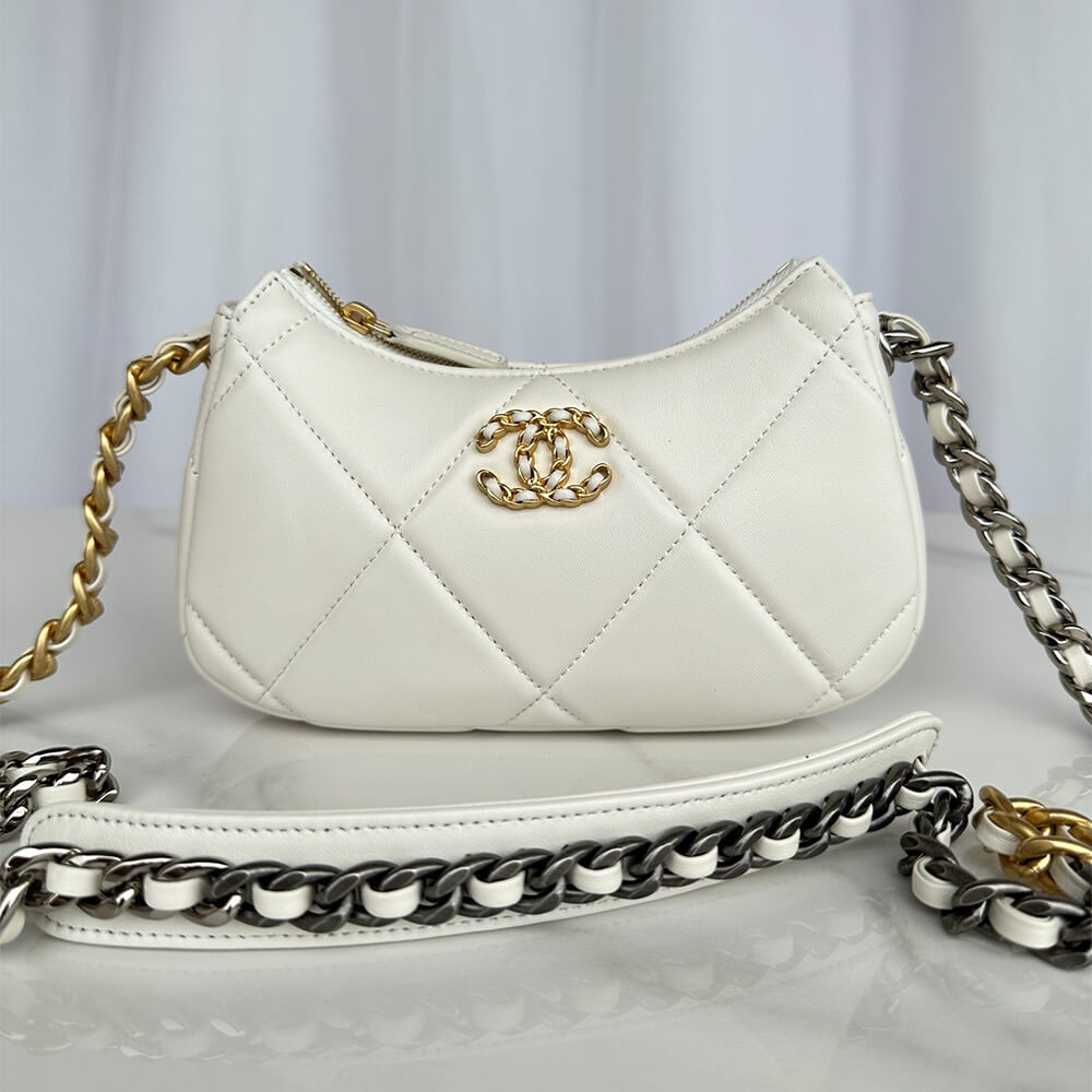 CHANEL 19 chain bag