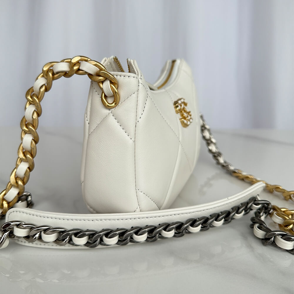 CHANEL 19 chain bag