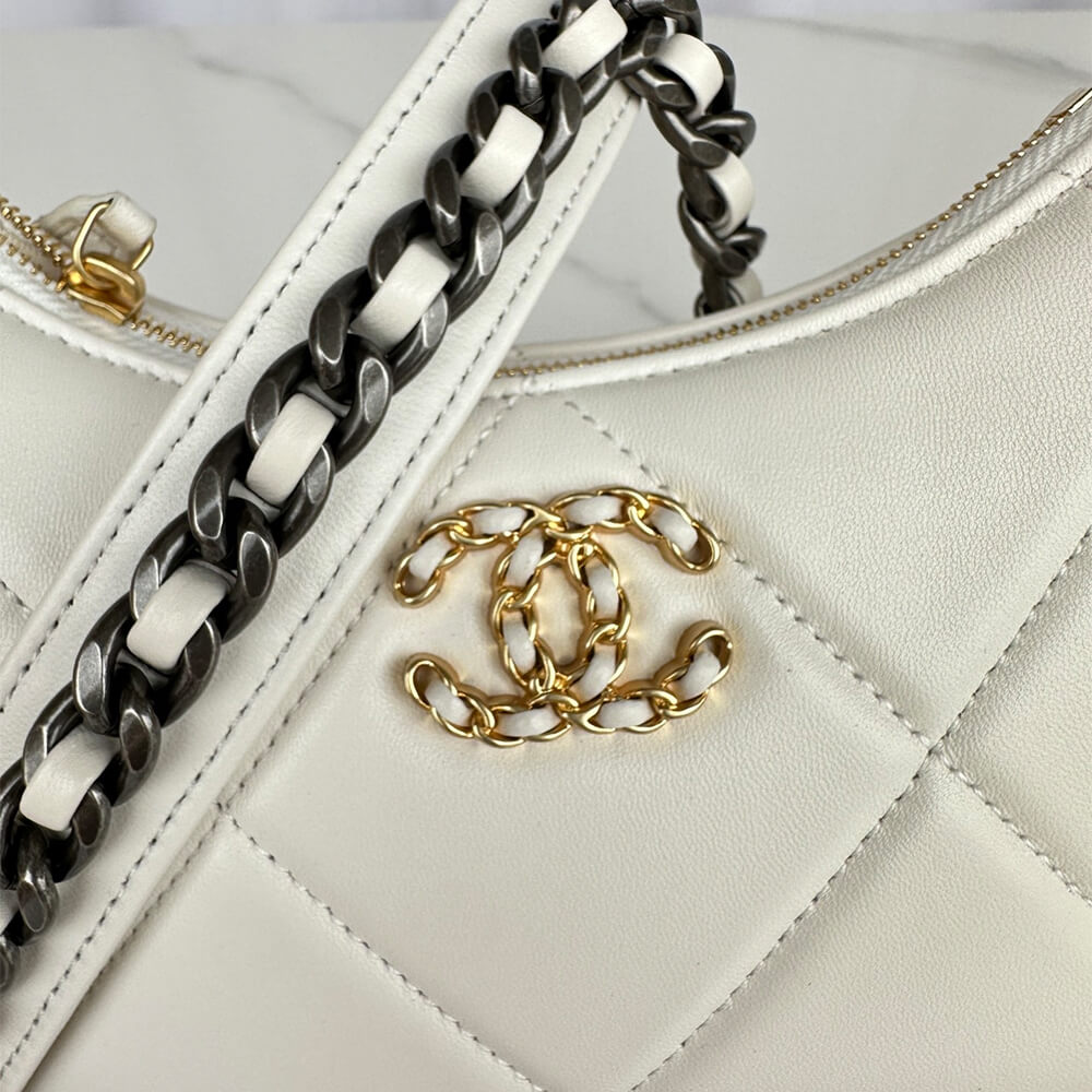 CHANEL 19 chain bag