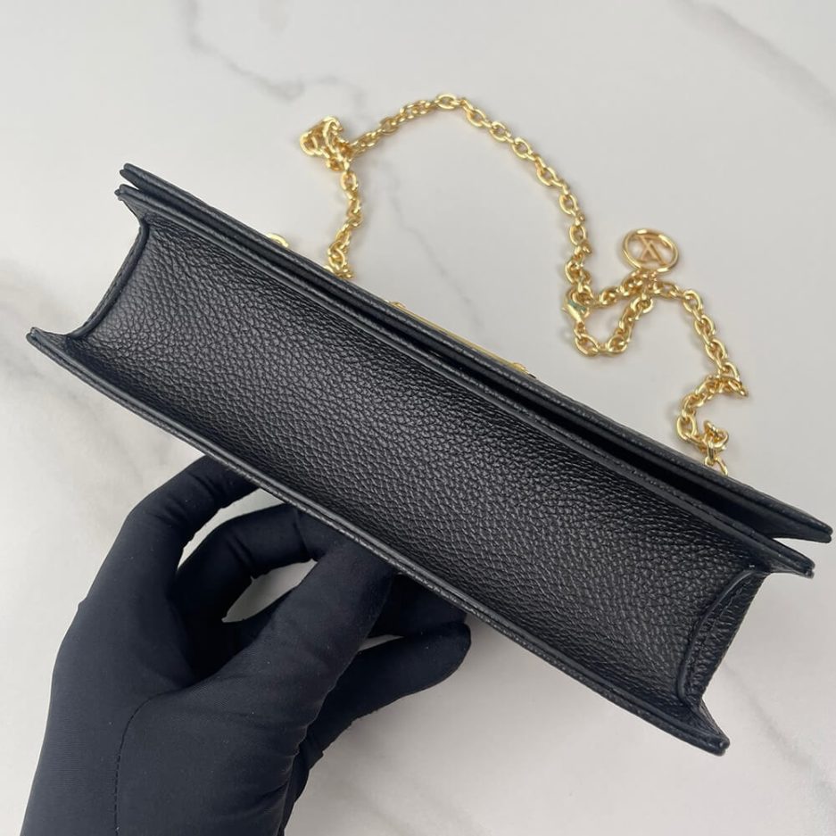 LV Wallet On Chain Lily