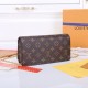 LV Wallet On Chain Lily