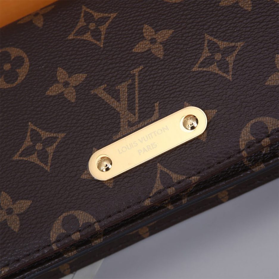 LV Wallet On Chain Lily